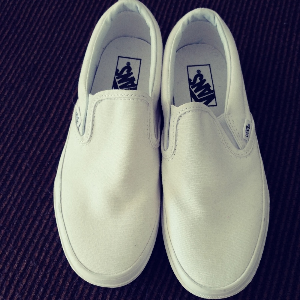 White slip on Van's size 7.5 woman's.